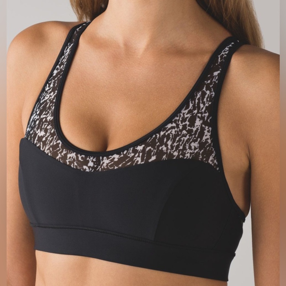 Lululemon Workout to Water Top Ice Breaker White Black / Black sports bra
